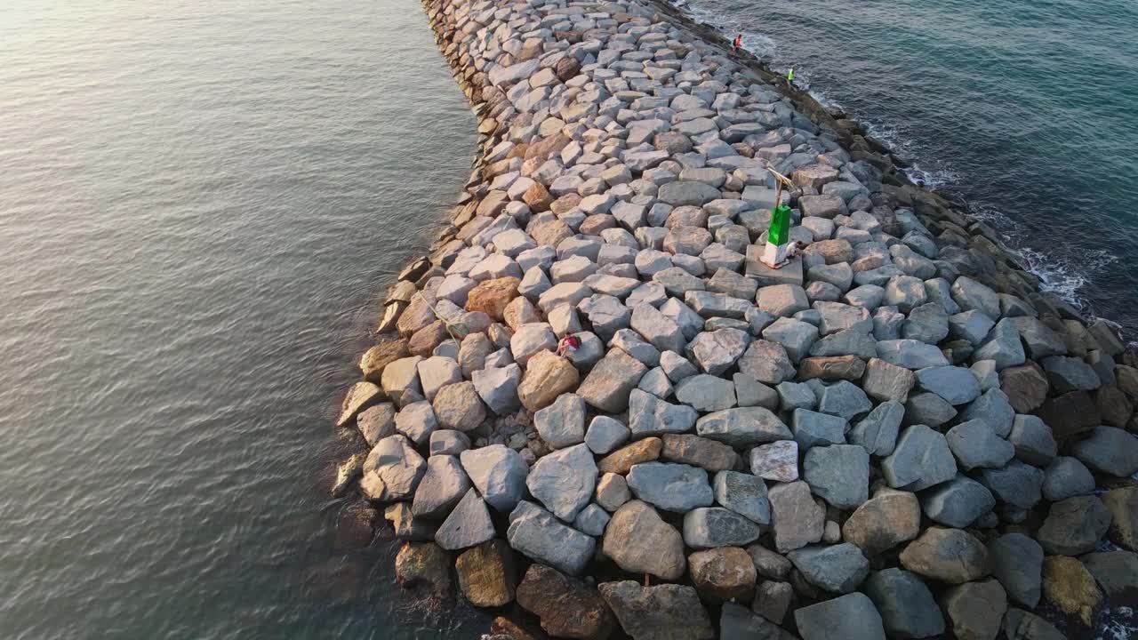 바르셀로나 시트제스 시티제스 (sitges) 에 있는 해양 기네스타 항구 (maritime ginesta port) 의 록 피어 (rock pier) 에 있는 관광객들.