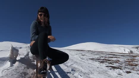 Hermosa-Chica-Con-Gafas-De-Sol-Y-Riendo-A-Carcajadas