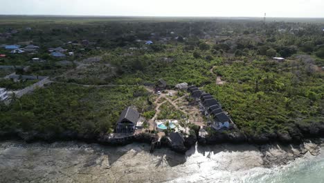 Complejo-De-Bungalows-En-La-Playa-De-Kusini-Al-Este-De-La-Isla-De-Zanzíbar-Tanzania-áfrica,-Tiro-Izquierdo-De-La-órbita-Aérea