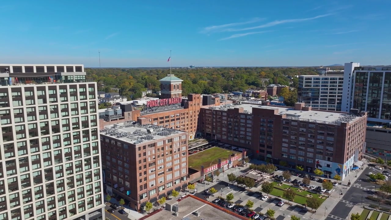 Ponce City Market kjøpesenter, kontor, kommersielt og boligkompleks, Atlanta, Georgia, luftfoto.