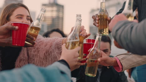 feliz fiesta en la azotea amigos bebiendo alcohol haciendo tostadas divirtiéndose el fin de semana reunión social sentados en el sofá charlando disfrutando de pasar el rato juntos al atardecer