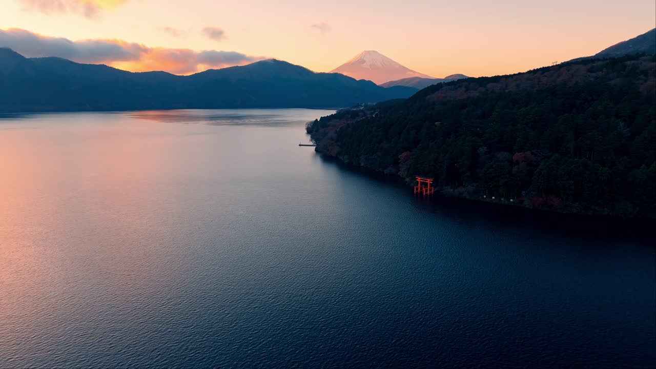 이 조용한 사원은 아시 호수 연안에 자리 잡고 있으며, 가는 태양의 따뜻한 황금색으로 둘러싸여 일본의 자연 아름다움과 문화 유산의 평온하고 그림 같은 장면을 만니다.