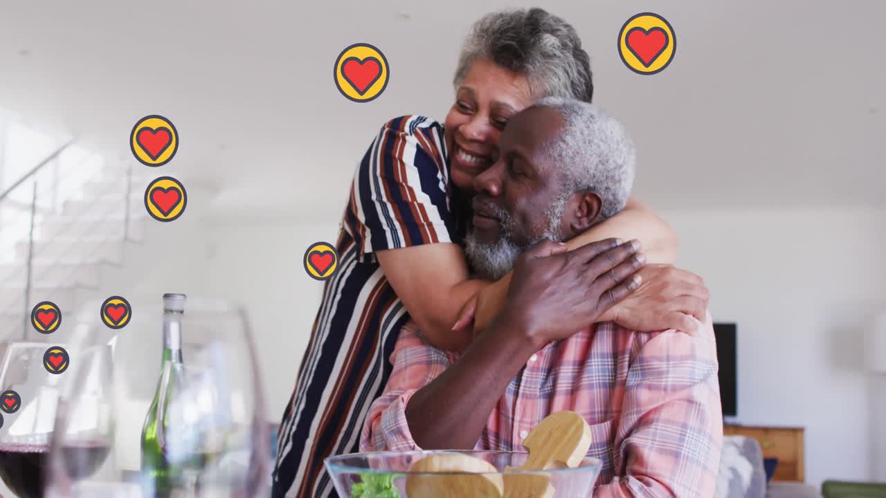 animación de corazones sobre una pareja de ancianos afroamericanos abrazándose