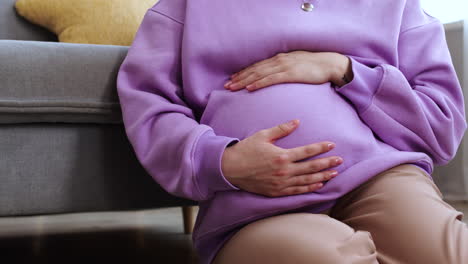 mujer embarazada irreconocible