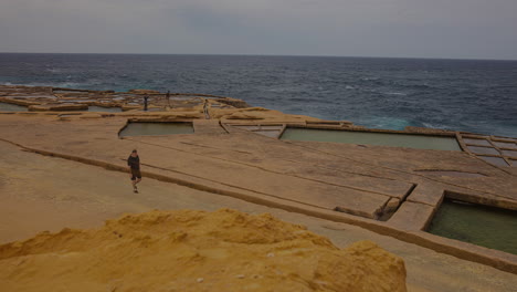 Salinas-En-La-Bahía-De-Xwejni-En-La-Parte-Norte-De-Gozo,-Malta---Lapso-De-Tiempo