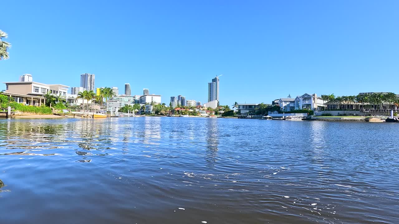 골드 코스트 운하를 가로질러 경치 좋은 강 항해