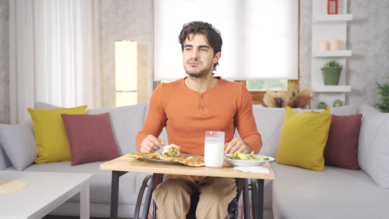 el joven discapacitado que come en casa es feliz.