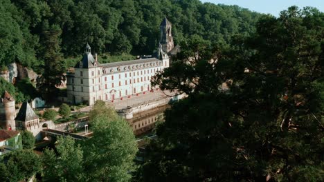 Travelling-behind-a-pine-tree-to-discover-Brantôme,-a-town-near-Périgueux