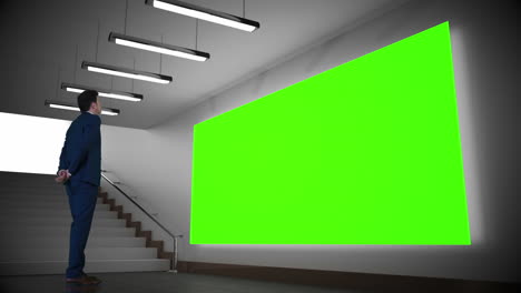 uomo d'affari che guarda lo schermo verde