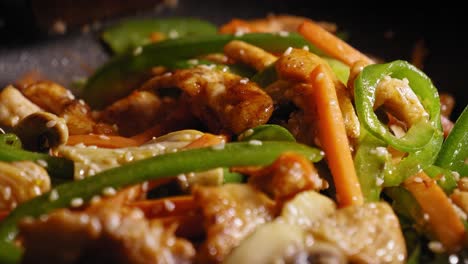 vista cercana de la comida japonesa a fuego lento, pollo, verduras, champiñones