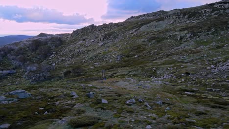 Remonte-De-Superficie-De-Pomo-Vacío-Durante-La-Temporada-Seca-Aérea-Rodeada-De-Rocas-En-Thredbo,-Montañas-Nevadas,-Nueva-Gales-Del-Sur,-Australia