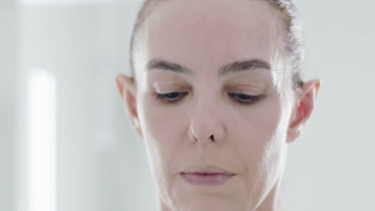 얼굴 근접 촬영 성숙한 여자, 카메라를보고