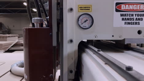 cnc automatisation cutting pieces for a table top.