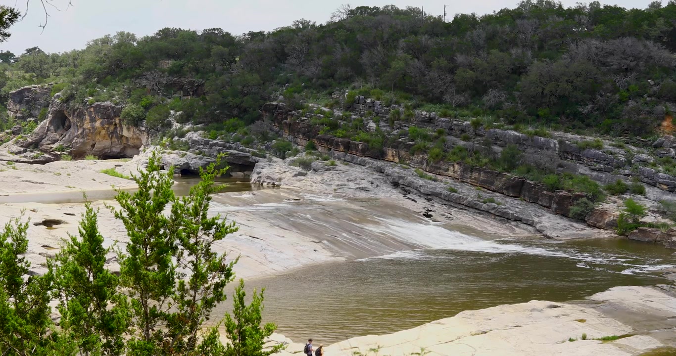 Video statico del Pedernales Falls State Park in Texas. La telecamera riprende la prima cascata e la pozza