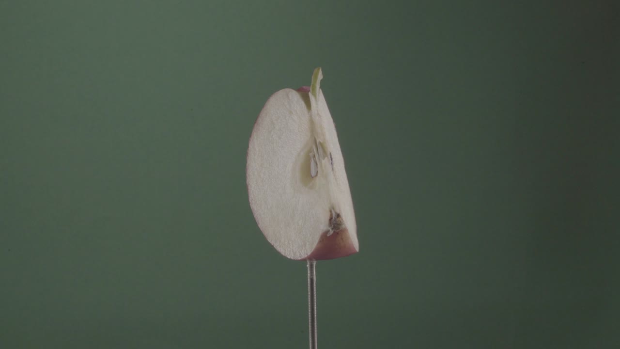 크로마 키를 위해 녹색 화면에 루프와 함께 사과를 회전