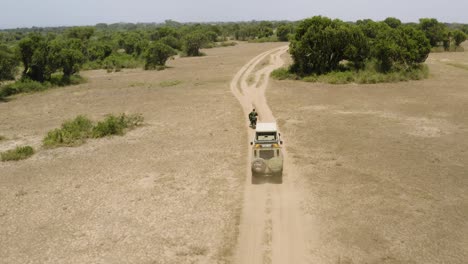 Jeeps-De-Safari-Y-Paseos-En-Motocicleta-A-Través-De-Las-Llanuras-Africanas-Bajo-El-Ardiente-Sol-Del-Mediodía