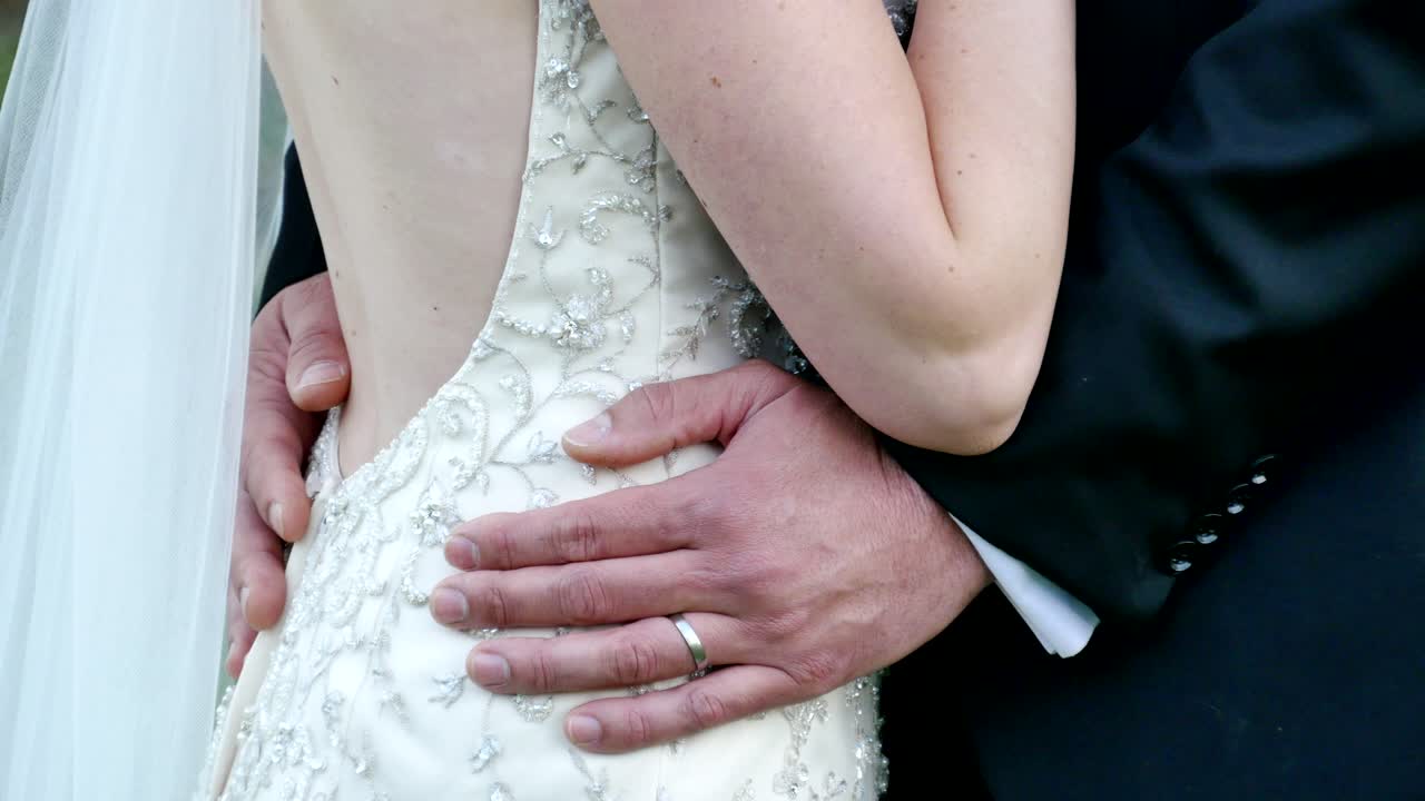 신부 - 결혼식 꽃과 신랑의 샷