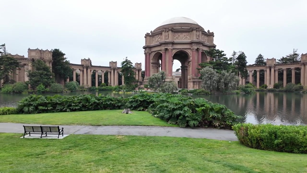 Una passeggiata visiva attraverso il Palazzo delle Belle Arti cattura la sua architettura classica, la laguna che si riflette e i dintorni tranquilli, mostrando una delle destinazioni più riconoscibili di San Francisco.