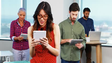equipo de ejecutivos que utilizan tabletas digitales