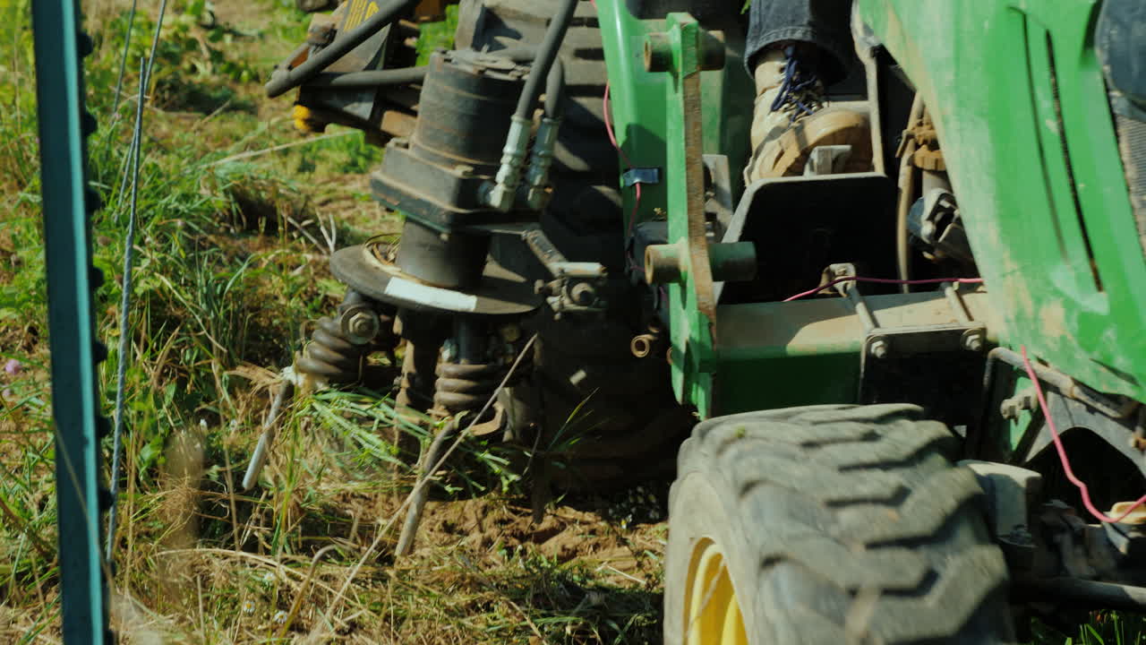 농업 기계는 무농약 제품을 재배하는 잡초를 제거합니다 유기농