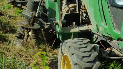 una máquina agrícola arranca las malas hierbas que cultivan productos libres de pesticidas agricultura orgánica
