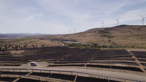 Vuelo-Aéreo-Sobre-La-Matriz-De-La-Granja-Solar-En-Plasencia-En-España