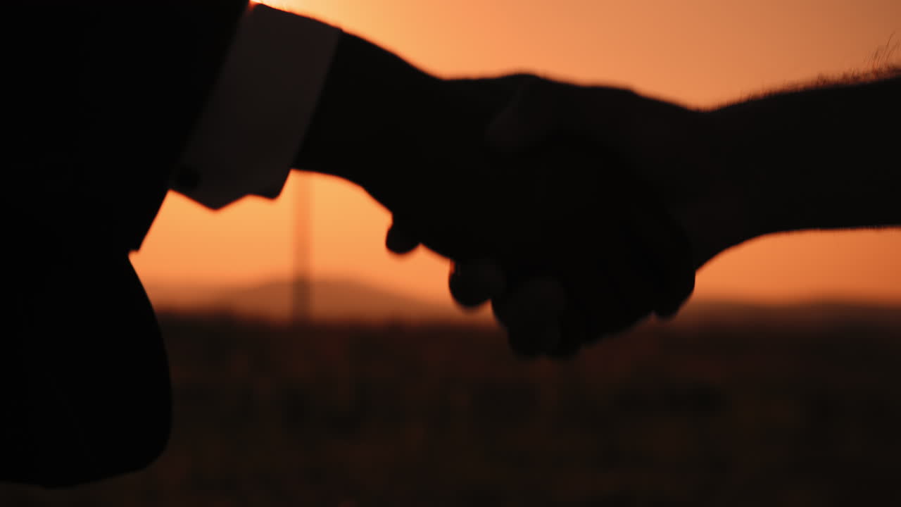 negocio al atardecer con turbinas eólicas