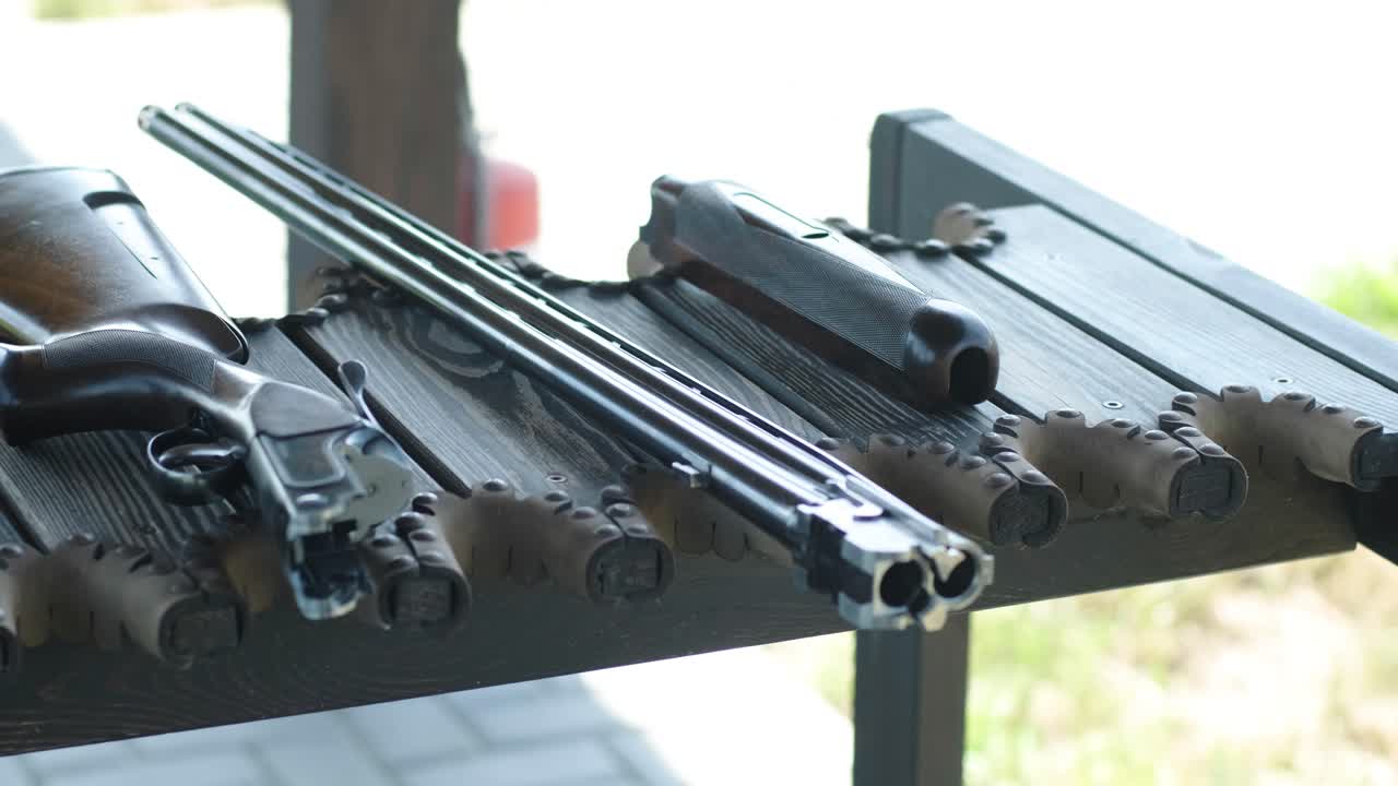 escopeta de doble cañón en la mesa. campo de deportes para una prueba de tiro es disparar a skeet volador