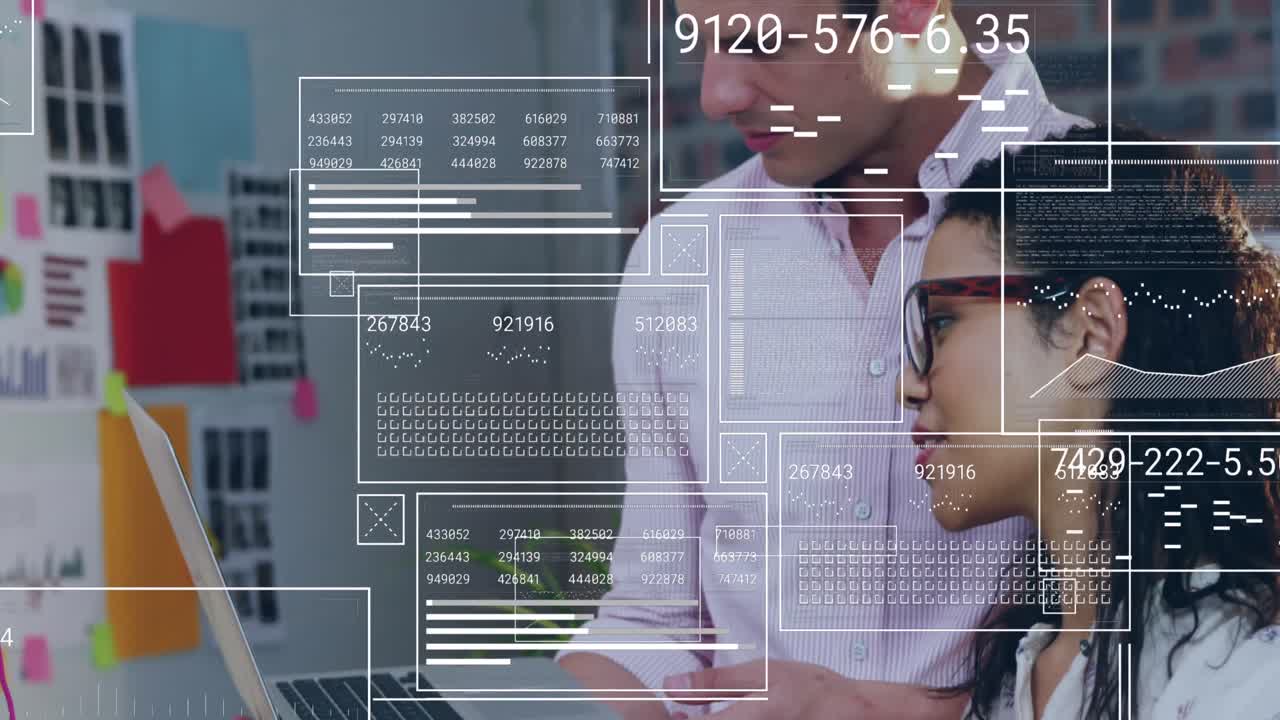 animación del procesamiento de datos financieros sobre diversas personas de negocios que usan computadoras portátiles