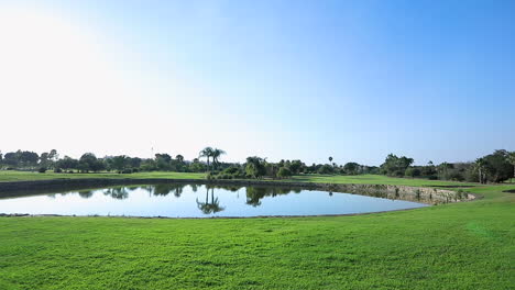 Lago-Y-Palmeras-En-Un-Jardín-Egipcio---Pan-A-La-Derecha