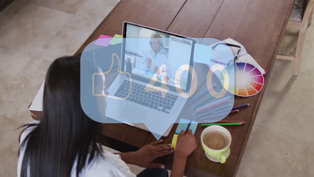 animación de burbuja de habla con pulgares hacia arriba y números creciendo sobre mujer usando computadora portátil en videollamada