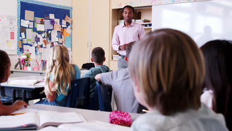 Maestro-Y-Niños-En-Una-Lección-En-Una-Escuela-Primaria