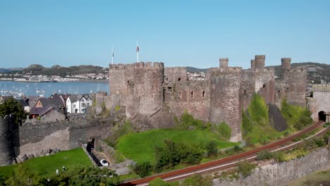 imágenes de drones del castillo medieval de conwy en un día despejado de verano