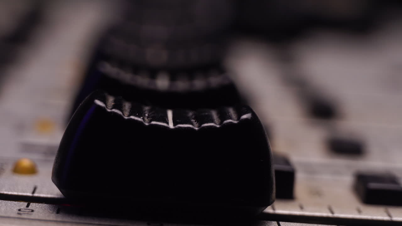 перемещение уровня выцветает на смешивающей консоли каналы, макро близко