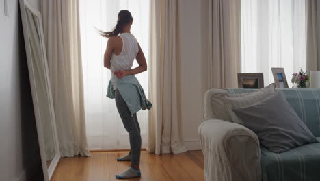 bailarina adolescente practicando movimientos de baile en el espejo bailando una coreografía de hip hop en casa 4k