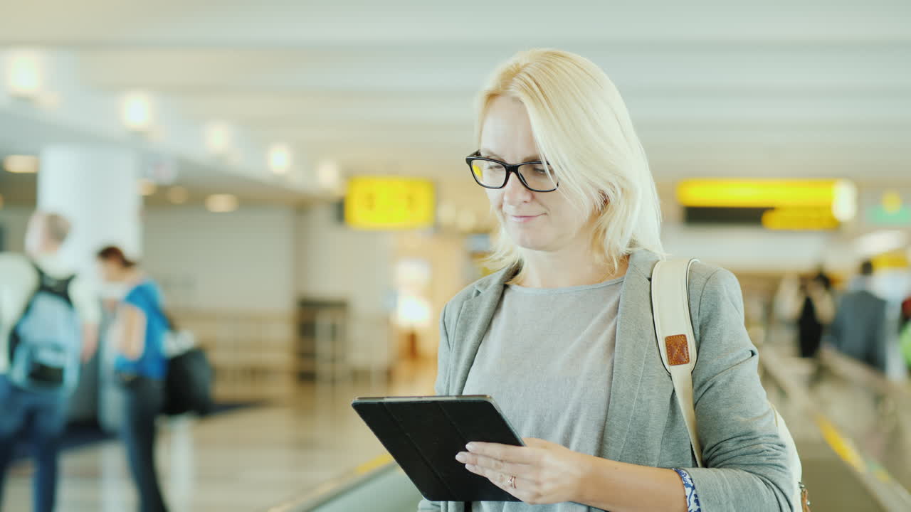 여행자에 태블릿을 사용하는 여자