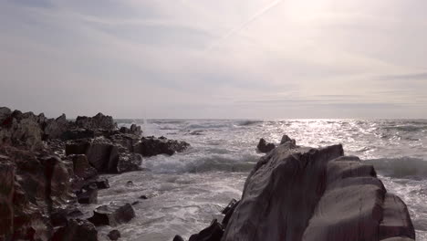 Wellen-Brechen-Bei-Sonnenuntergang-An-Einem-Felsigen-Strand