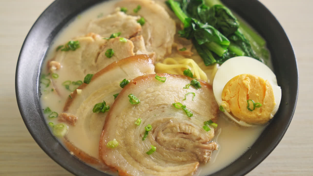 구운 돼지고기와 계란을 곁들인 돼지뼈 수프에 라면 또는 돈코츠 라면 - 일본식