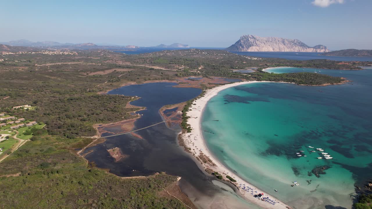 사르데냐의 임스푸투 해변 위의 무인기 비행