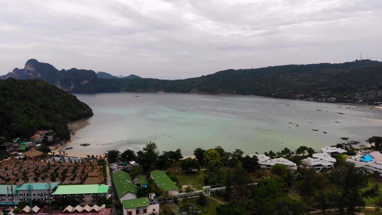 descripción aérea de vuelo de la isla phuket phi phi en un día nublado, tailandia
