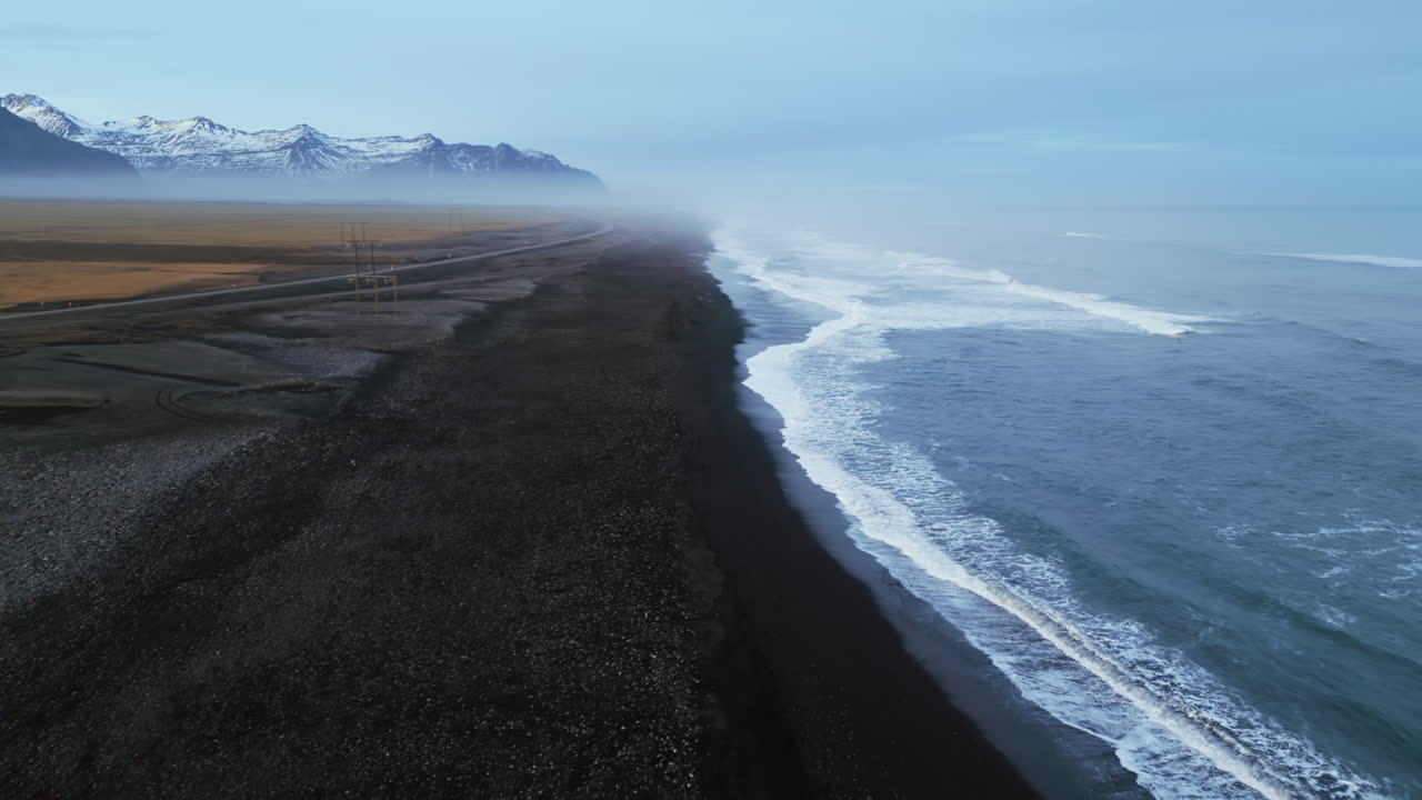 la playa de arena negra de islandia fue filmada por un dron.