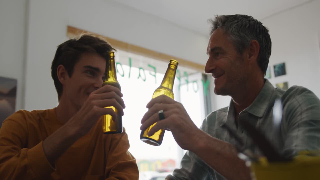 padre y joven hijo adulto socializando juntos