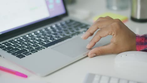 mujer anónima usando laptop
