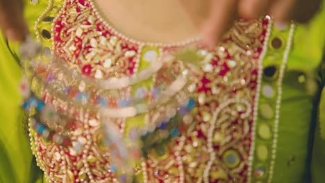 A-gorgeous-traditional-Asian-neckpiece-being-worn-by-the-bride-in-close-up