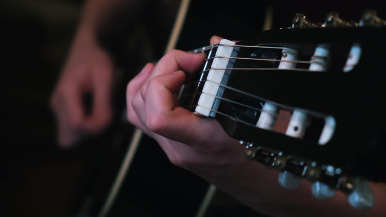 persona que toca una guitarra acústica