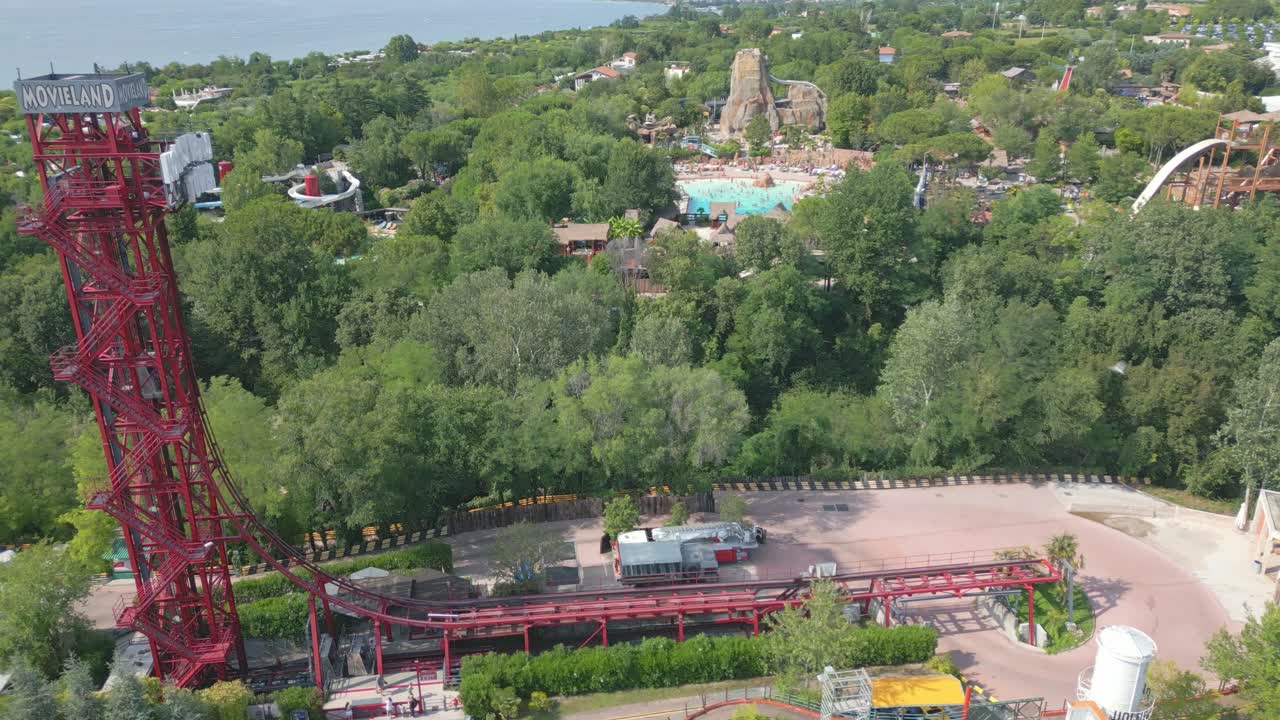 fotografía aérea de las montañas rusas en el parque de atracciones movieland en el lago garda, italia