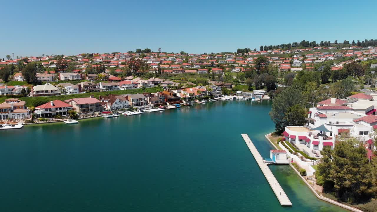 drone aéreo volando hacia casas en una cala en community lake mission viejo camera 2