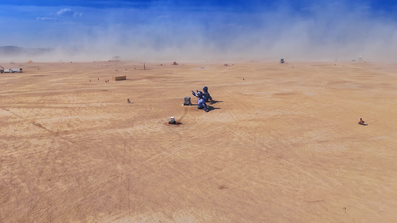 Nevada, USA, 15 agosto 2025: Installazione artistica solitaria in un vasto paesaggio desertico polveroso. Campo lungo di un oggetto d'arte situato in un deserto arido e spoglio con dense nubi di polvere e orizzonte annebbiato