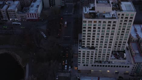 drones urbanos sobrevuelan edificios de gran altura en nueva york, mirando hacia abajo, buena vista de las cimas de los edificios justo después del amanecer