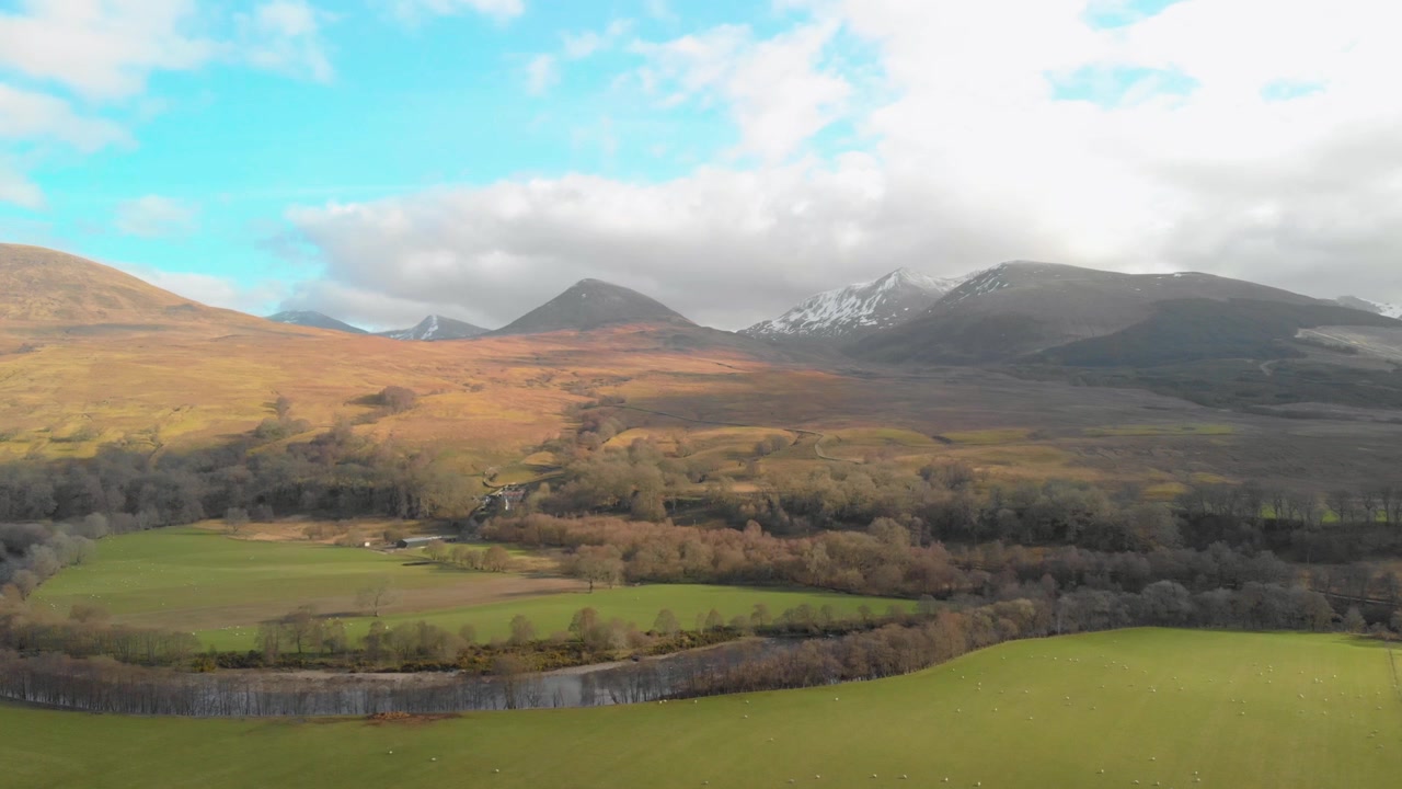 River Spean slynger sig gennem efterårsdal under sneklædte bjergtoppe